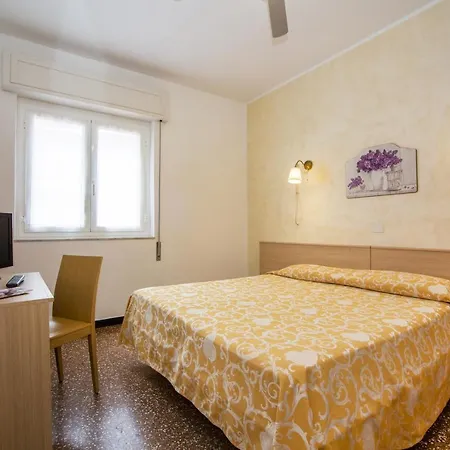Отель Costa Azzurra -free Parking - Easy -spotorno